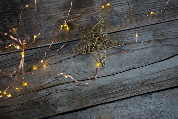 Luces de navidad sobre una mesa de madera