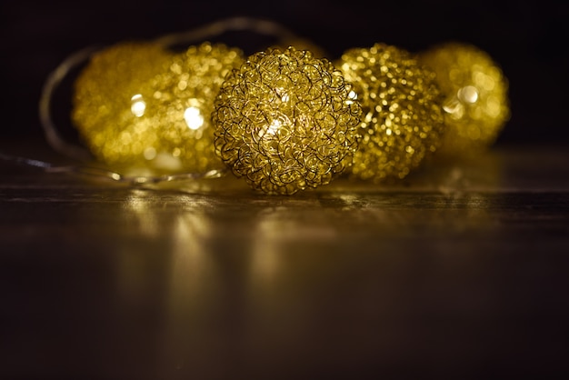 Luces de navidad sobre una tabla de madera oscura