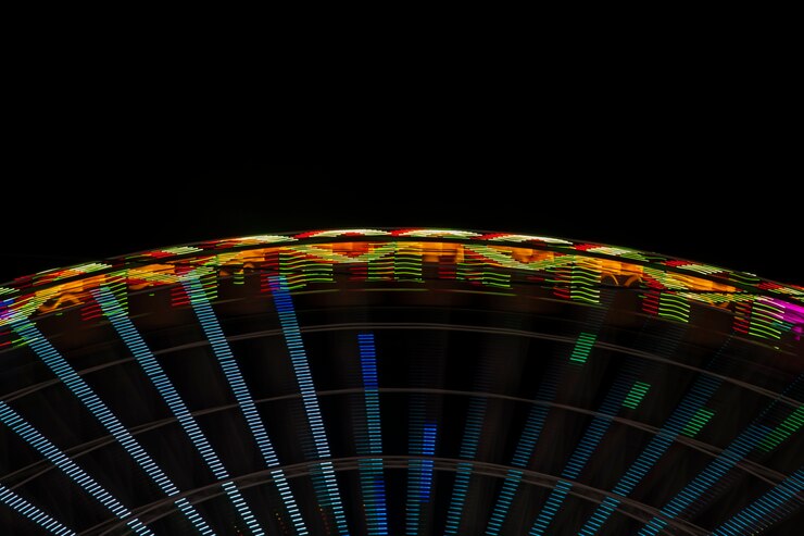 Foto gratuito luces de neón abstractas en una rueda de las maravillas