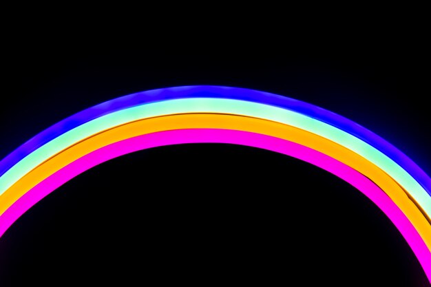 Luces de neón de colores con forma de arcoíris