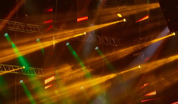 Luces de niebla amarillas y naranjas durante el concierto