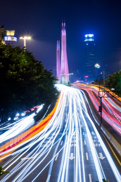 Luces de la noche de la ciudad moderna