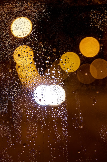 Luces nocturnas borrosas en la ciudad