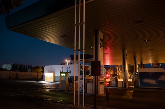 Luces nocturnas borrosas en la ciudad