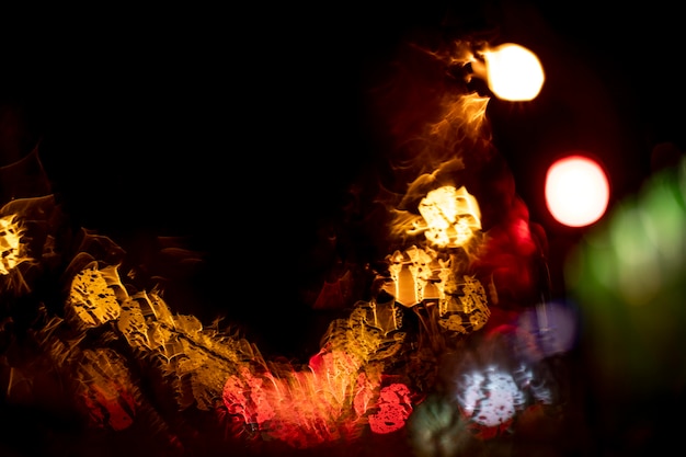 Luces nocturnas borrosas en la ciudad