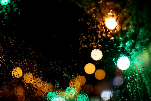 Luces nocturnas borrosas en la ciudad