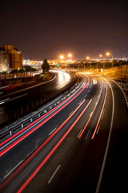 Luces nocturnas borrosas en la ciudad