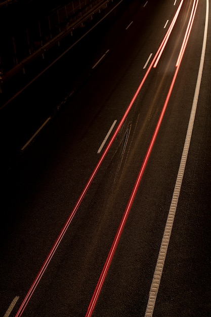 Luces nocturnas borrosas en la ciudad