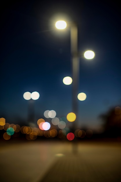 Luces nocturnas borrosas en la ciudad
