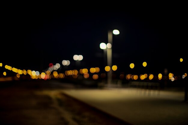 Luces nocturnas borrosas en la ciudad