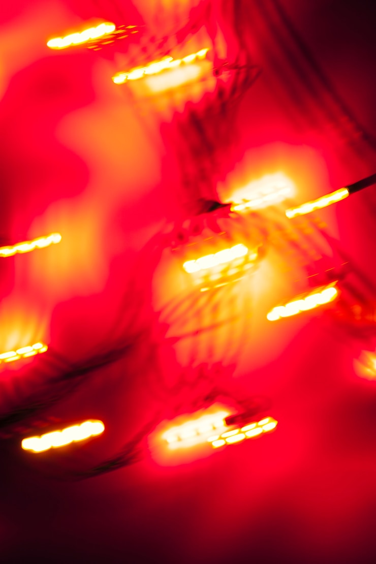 Foto gratuito luces de primer plano en rojo