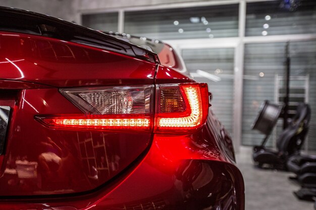 Luces rojas traseras de un auto deportivo rojo