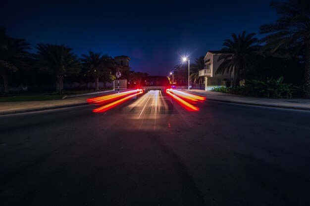 Luces de la tarde de un coche sedán desde atrás.