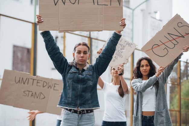 Lucha por tus derechos. Grupo de mujeres feministas tienen protesta al aire libre