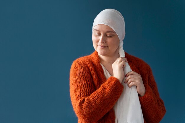 Luchador contra el cáncer de mama posando