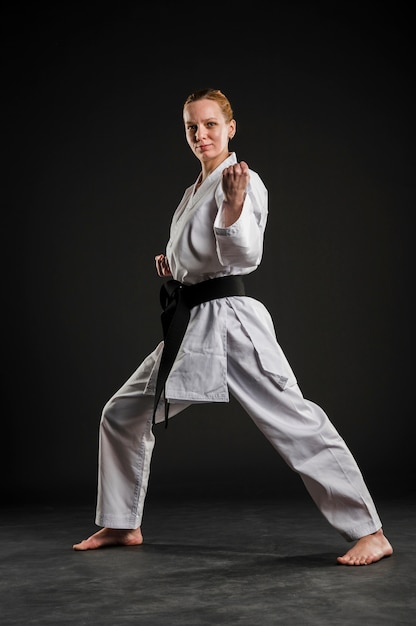 Luchador de karate femenino realizando