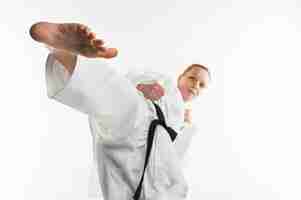 Foto gratuita luchador de karate pateando con el pie