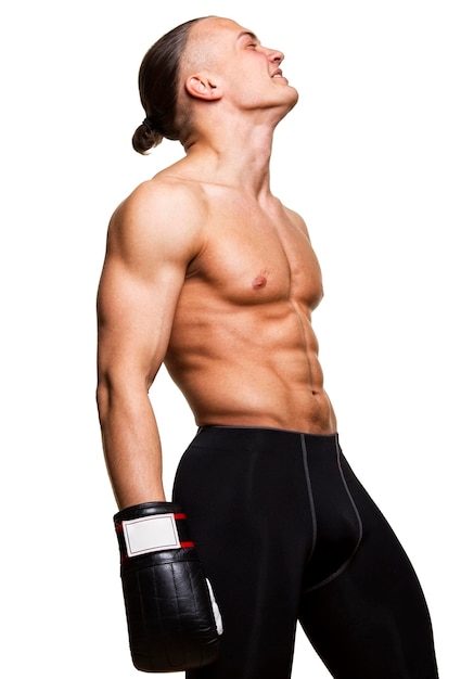 Luchador muscular en guantes de boxeo sobre fondo blanco.