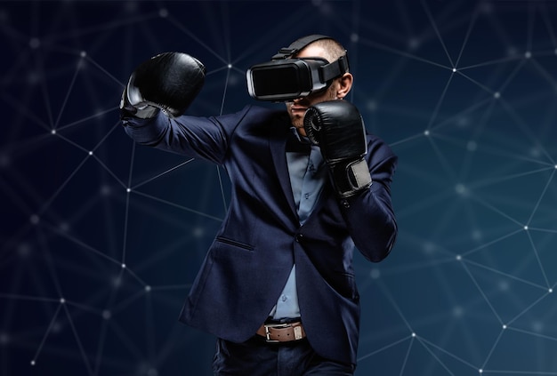 Luchador con traje con gafas de realidad virtual en la cabeza sobre un fondo futurista.