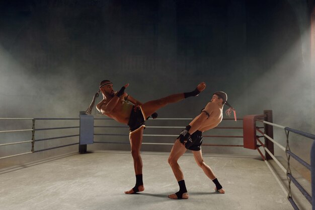 Luchadores de boxeo tailandés muay thai