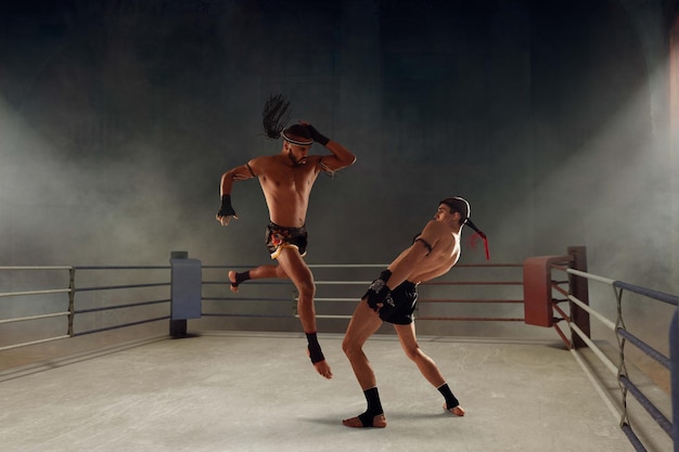 Luchadores de boxeo tailandés muay thai