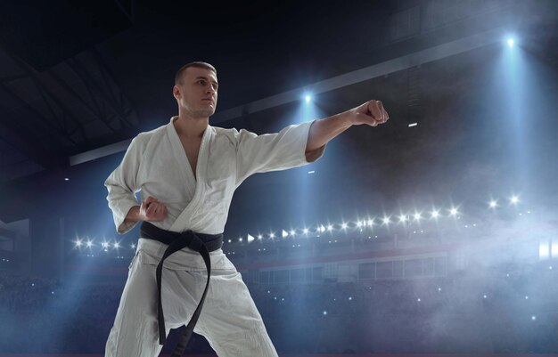 Luchadores de karate en campeonato de lucha de tatami