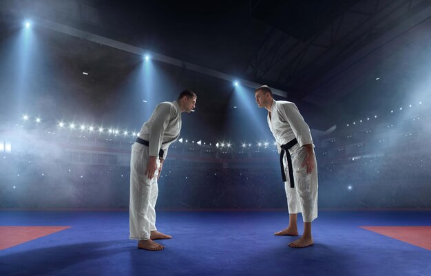 Luchadores de karate en campeonato de lucha de tatami