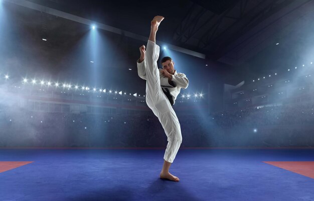 Luchadores de karate en campeonato de lucha de tatami