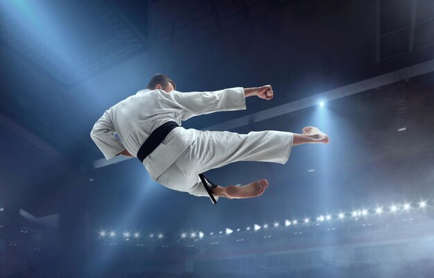 Luchadores de karate en campeonato de lucha de tatami