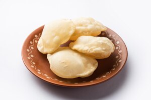 Foto gratuita luchi o lusi es un poori frito o pan plano hecho de harina de maida originario de bengala.