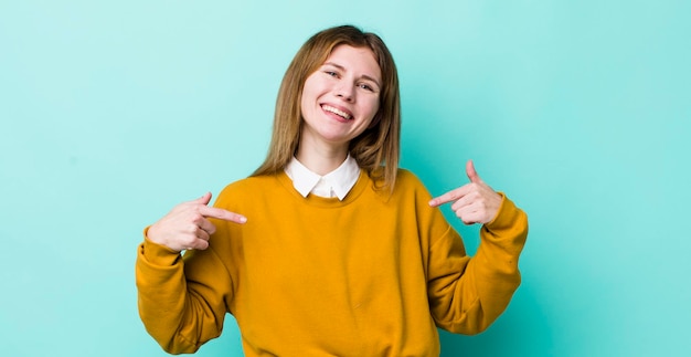 Luciendo orgulloso, arrogante, feliz, sorprendido y satisfecho, señalándose a sí mismo como un ganador