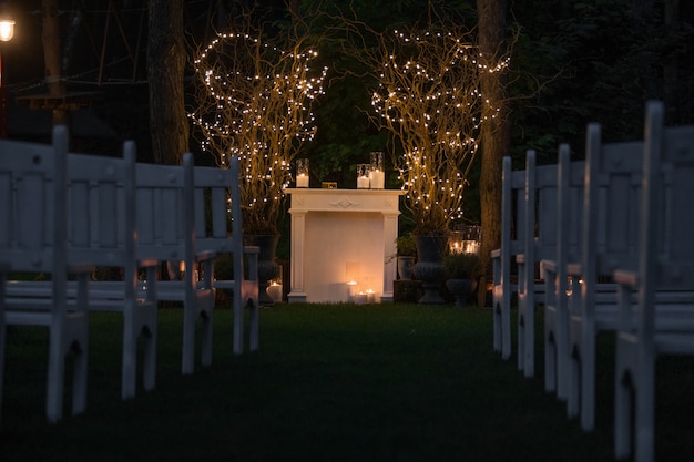 Lugar para el altar de la boda hecho de chimenea acogedora y velas