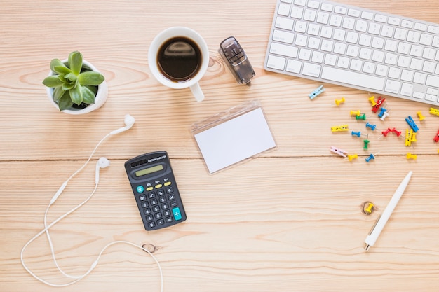 Foto gratuita lugar de trabajo, con, calculadora, teclado, y, estacionario