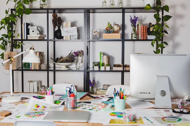 Lugar de trabajo con la computadora portátil