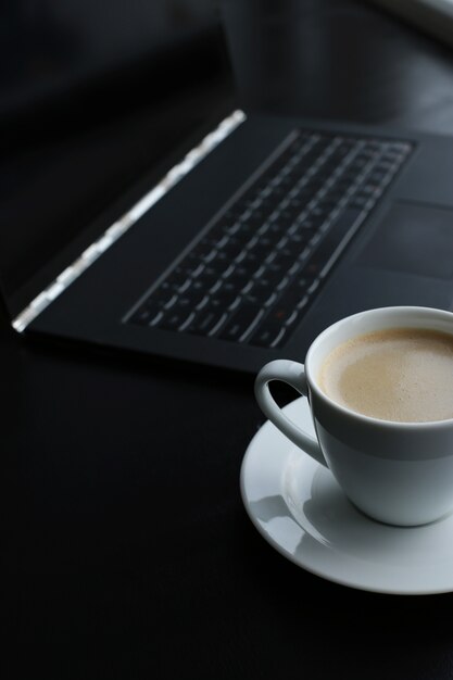 Lugar de trabajo con computadora y taza de café