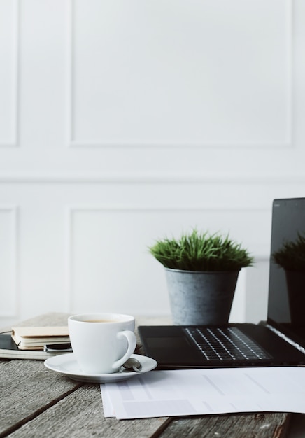 Foto gratuita lugar de trabajo con computadora y taza de café