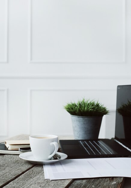 Lugar de trabajo con computadora y taza de café