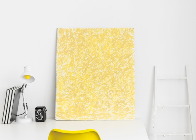 Foto gratuita lugar de trabajo creativo con imagen amarilla y escalera blanca