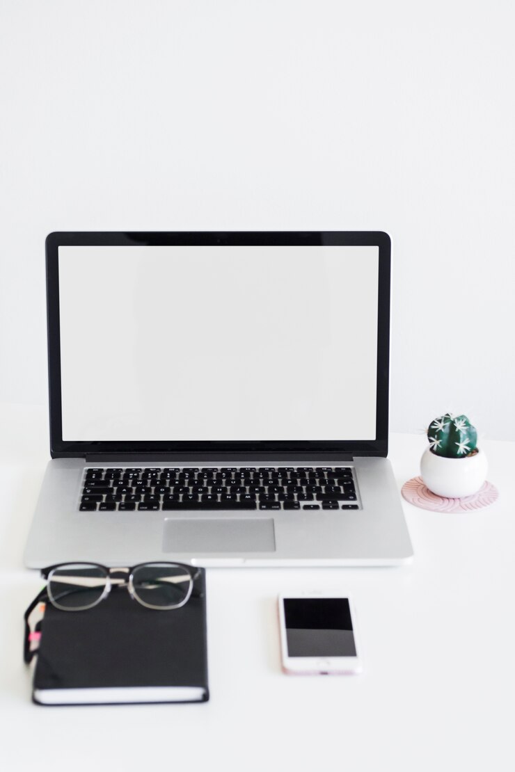 Foto gratuito lugar de trabajo con laptop cerca de anteojos, notebook y teléfono inteligente.