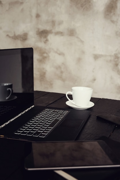 Lugar de trabajo con laptop y taza de café