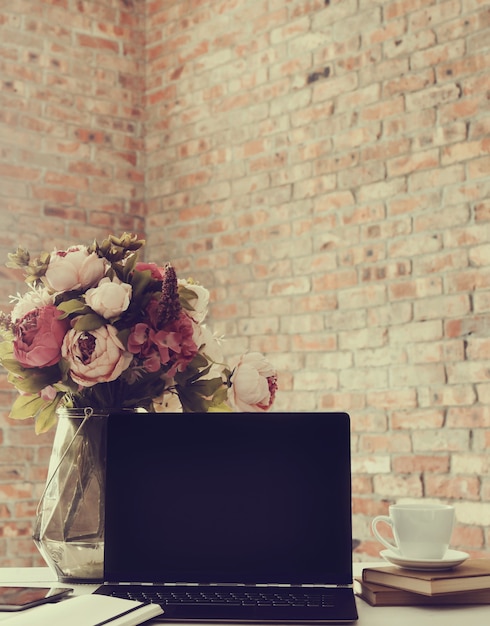 Foto gratuita lugar de trabajo con laptop y taza de café