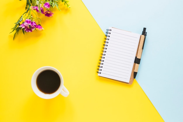 Lugar de trabajo con libreta y taza