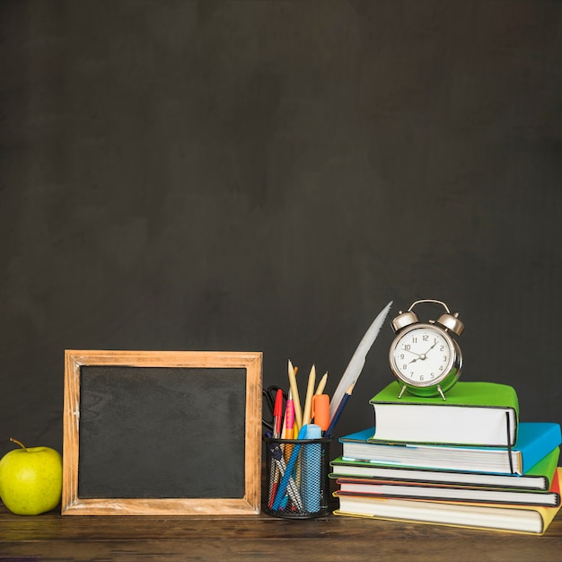 Lugar de trabajo con libros de pizarra y papelería