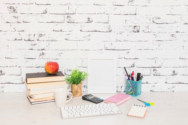 Lugar de trabajo con libros y teclado