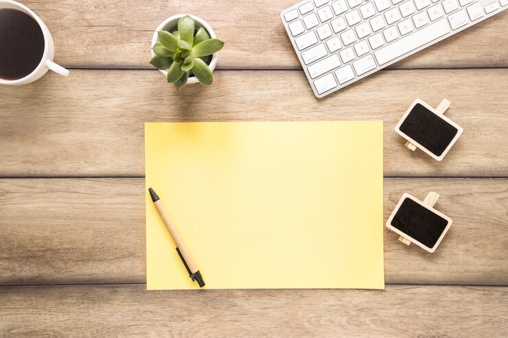 Foto gratuito lugar de trabajo con lista de papel y teclado