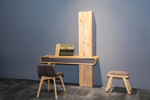 Lugar de trabajo de madera moderno con mesa de consola sobre fondo de pared gris