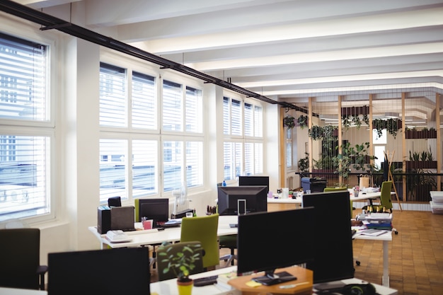 el lugar de trabajo de oficina vacía con una mesa, una silla y el ordenador