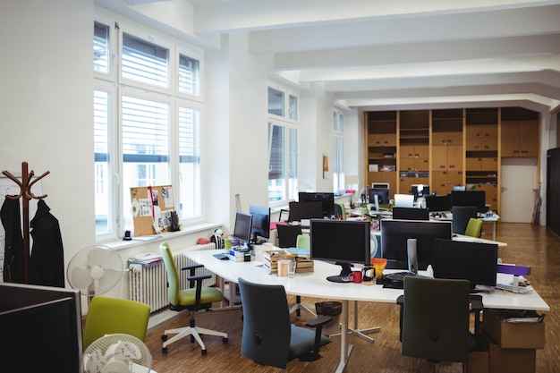 Foto gratuita el lugar de trabajo de oficina vacía con una mesa, una silla y el ordenador