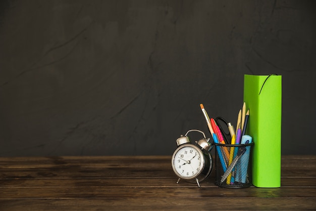 Foto gratuita lugar de trabajo con papelería de libros y despertador