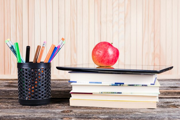 Lugar de trabajo con papelería de libros y tableta